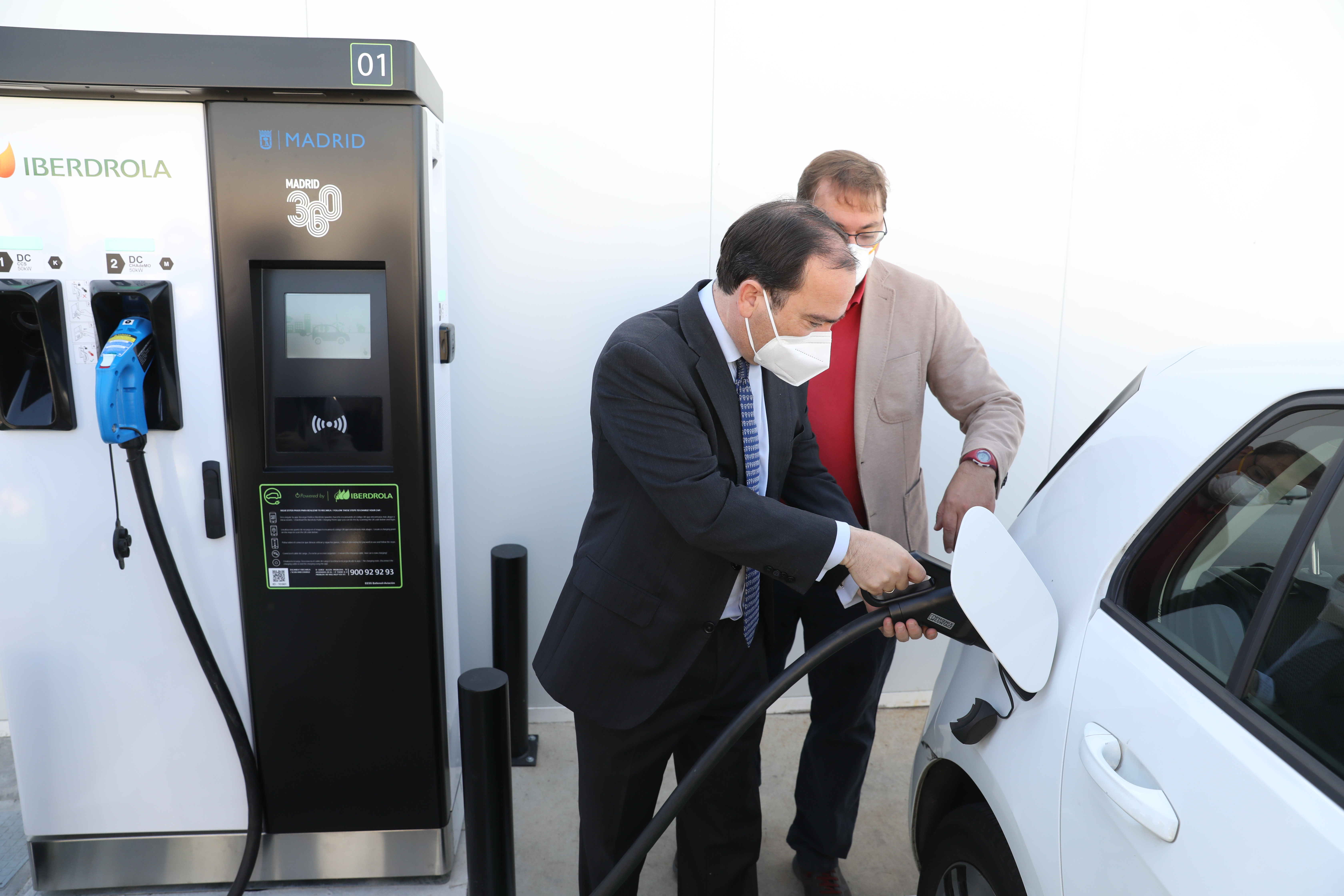 Carabante ha inaugurado hoy el primero de los 36 nuevos puntos de recarga rápida para vehículos eléctricos 